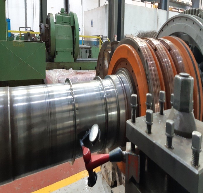 Maintenance sur un moteur rotor bobiné WEG 3500 kW, 5500V, 6 pôles. Machine entraînée : broyeur
